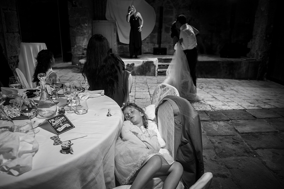 bambina-che-dorme-alla-tonnara-di-marzamemi