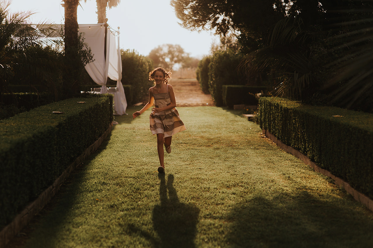 bambina-che-corre-alla-commenda-di-san-calogero