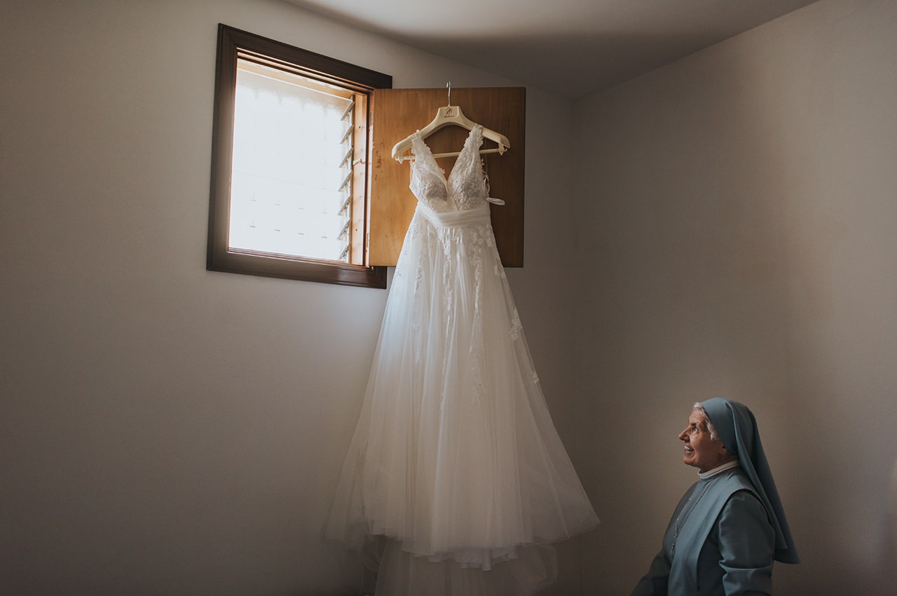 suora-che-osserva-labito-della-sposa